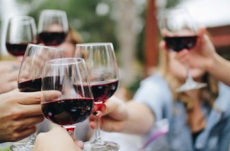 Cadeau pour amateur de vin : idées originales, accessoires et expériences à offrir